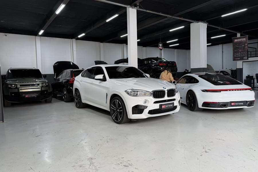 Veículos premium e de frota no pátio da GT Motors